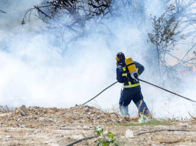 Για τελικές κατασβέσεις στον υδατοφράκτη Κούρη η πυροσβεστική 